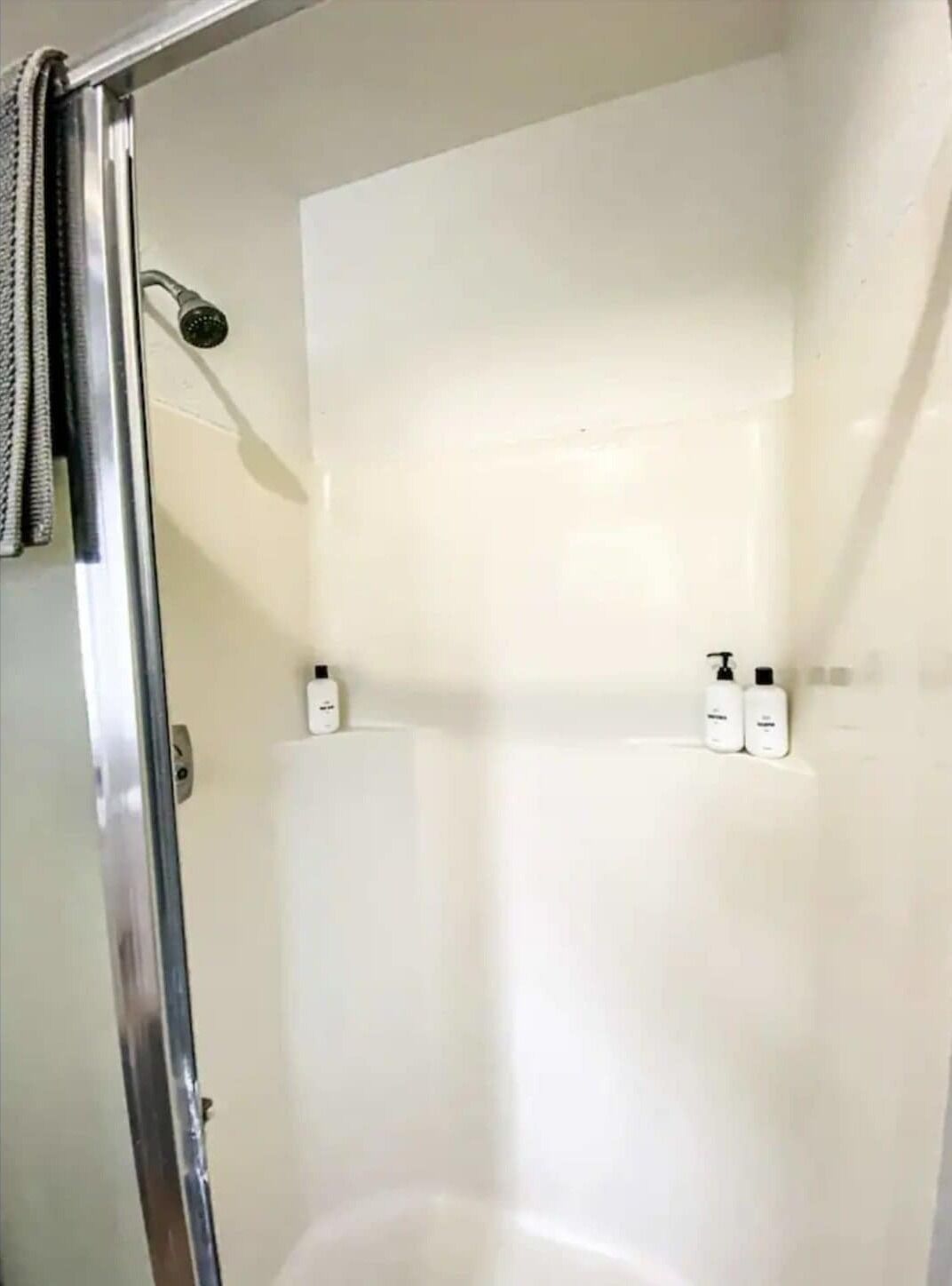 Chuveiro, secador de cabelo, shampoo 