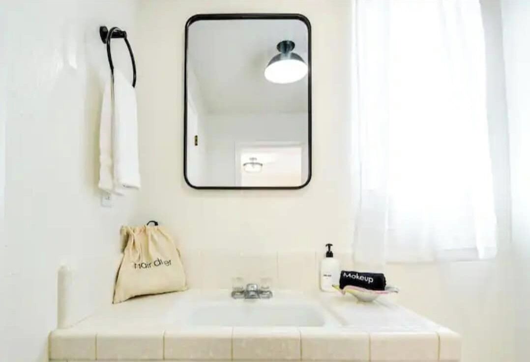 Regadera, secadora de cabello, shampoo 