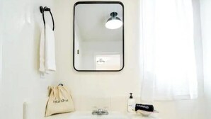 Douche, séchoir à cheveux, shampooing