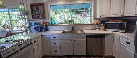 冰箱、微波炉、烤箱、炉灶