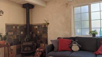 Tv, eldstad och kontor