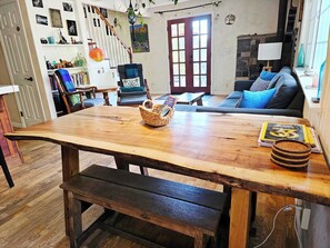 Televisión, chimenea y oficina 