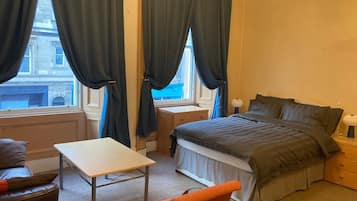 Habitació quàdruple Comfort, no fumadors, vistes a la ciutat (Ensuite) | Wifi gratuïta i roba de llit