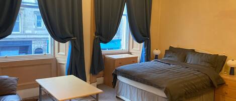 Comfort-Vierbettzimmer, Nichtraucher, Stadtblick (Ensuite) | Kostenloses WLAN, Bettwäsche