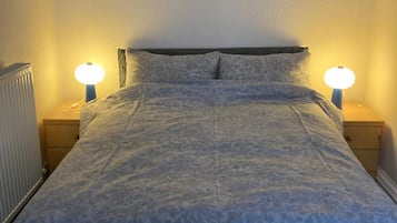 Habitación triple familiar, para no fumadores, vista a la ciudad (Ensuite) | Wifi gratis y ropa de cama