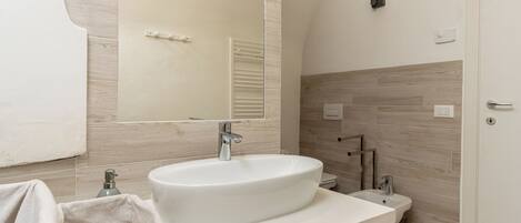 Dusche, Haartrockner, Bidet, Handtücher