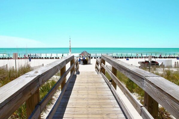 Condo, Plusieurs lits (Emerald Beach 1130) | Plage | Sur la plage