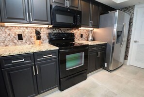Condo, Multiple Beds (Emerald Beach 325) | Private kitchen