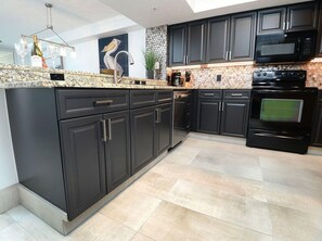 Condo, varias camas (Emerald Beach 325) | Cocina privada
