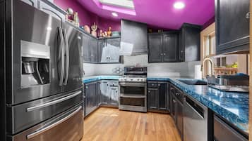 Geladeira, micro-ondas, fogão, cooktop