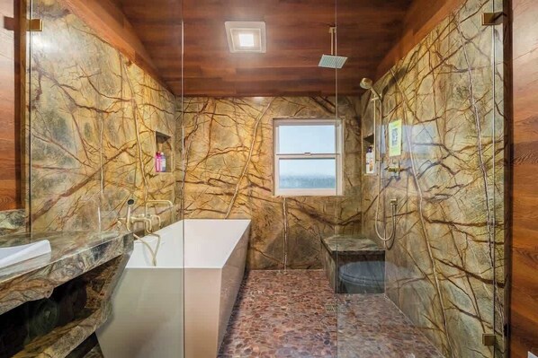 Douche, séchoir à cheveux, serviettes fournies