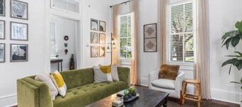 Downtown 3BR Cottage: 5m Walk + Pets OK