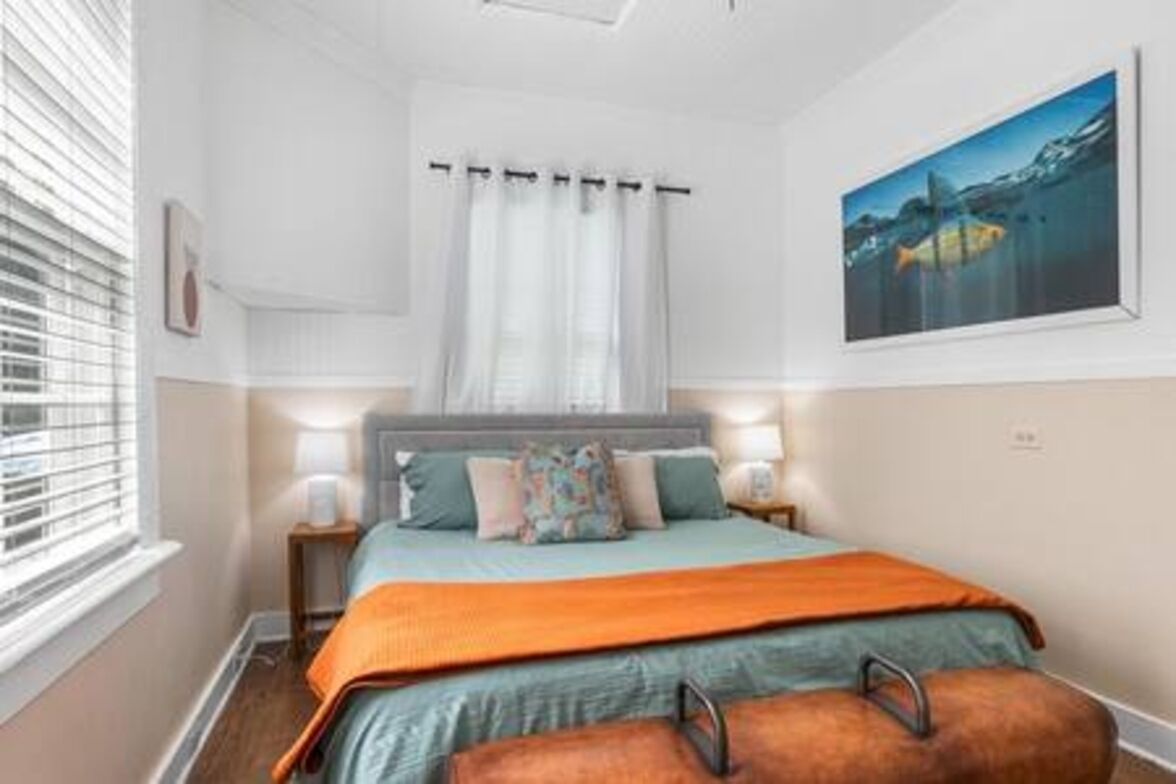 3 bedrooms, iron/ironing board, WiFi (free), bed sheets