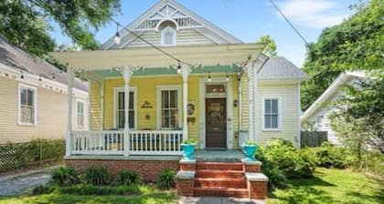 Downtown 3BR Cottage: 5m Walk + Pets OK