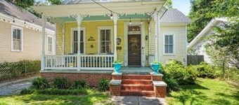 Downtown 3BR Cottage: 5m Walk + Pets OK