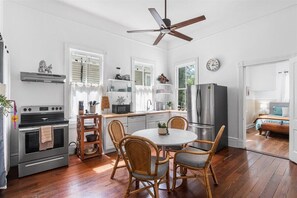 Four à micro-ondes, un four, surface de cuisson, lave-vaisselle