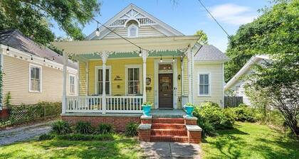 Mins from downtown entertainment - Pet Friendly Historic Montegeux Cottage