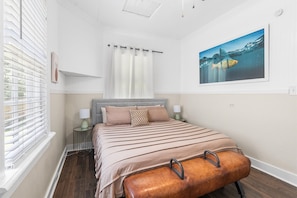 3 bedrooms, iron/ironing board, WiFi (free), bed sheets - Downtown 3BR Cottage: 5m Walk + Pets OK (Mobile)