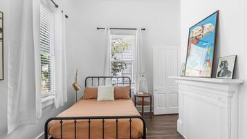 3 bedrooms, iron/ironing board, WiFi (free), bed sheets