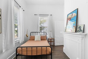 3 bedrooms, iron/ironing board, WiFi (free), bed sheets - Downtown 3BR Cottage: 5m Walk + Pets OK (Mobile)