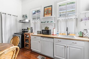 Coffee/tea maker, fridge, microwave, oven - Downtown 3BR Cottage: 5m Walk + Pets OK (Mobile)