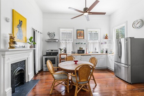 Downtown 3BR Cottage: 5m Walk + Pets OK