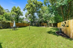 Outdoor dining - Downtown 3BR Cottage: 5m Walk + Pets OK (Mobile)