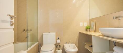 Ein modernes Badezimmer mit Duschkabine, Toilette, Bidet und Waschbecken.