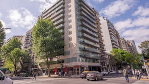 Un edificio moderno de varios pisos, con balcones y ventanas amplias.