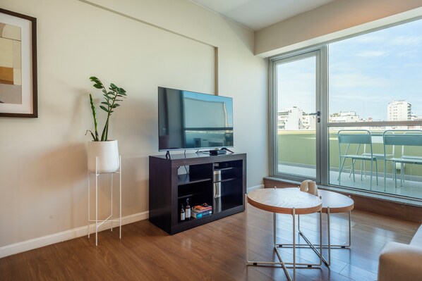 Een 50-inch smart-tv met digitale zenders