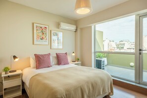 Apartemen Keluarga, pemandangan sungai | Setrika/meja setrika, tempat tidur bayi, Wi-Fi gratis, dan seprai linen