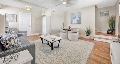 newly renovated chic house with covered patio & yard steps from San Marco Square