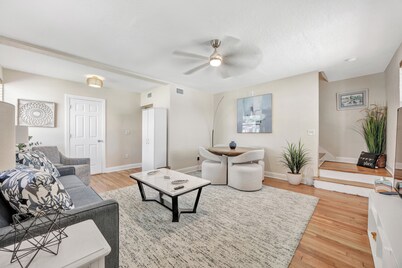 newly renovated chic house with covered patio & yard steps from San Marco Square