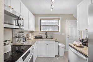 Microondas, horno, placa de cocina y lavavajillas