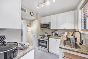 Micro-ondes, four, plaque de cuisson, lave-vaisselle