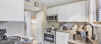 newly renovated chic house with covered patio & yard steps from San Marco Square