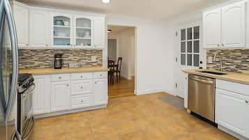 Full-size fridge, microwave, stovetop, dishwasher