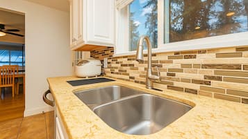 Full-size fridge, microwave, stovetop, dishwasher