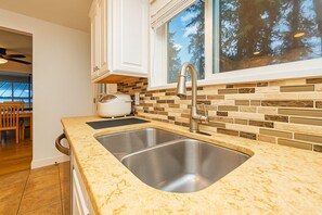 ثلاجة/مجمد بحجم كبير، ميكروويف، موقد طهي مسطح، غسالة أطباق