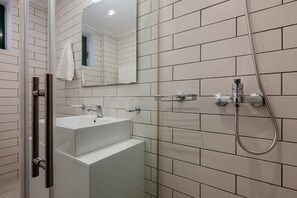 Apartment, Garden View | Bathroom | Shower, free toiletries, slippers, towels