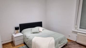 1 habitación, tabla de planchar con plancha y cuna de viaje