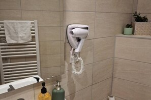 تجهيزات دش، مجففات شعر، مناشف، صابون