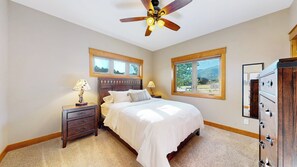 3 dormitorios, tabla de planchar con plancha, cuna de viaje