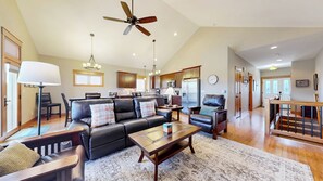 Una Smart TV, una chimenea, un reproductor de DVD, libros