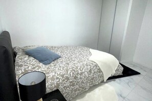 1 chambre, fer et planche à repasser, lit parapluie, Wi-Fi gratuit