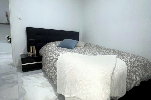 1 chambre, fer et planche à repasser, lit de bébé portatif