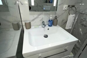 Douche, séchoir à cheveux, serviettes fournies, savon
