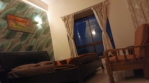 標準單人房, 露台, 泳池景 | 書桌、免費 Wi-Fi