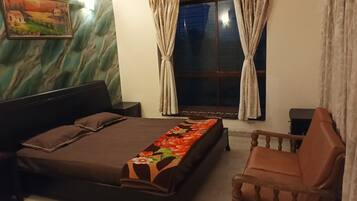 Standaard eenpersoonskamer, balkon, uitzicht op zwembad | Een bureau, gratis wifi