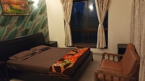 标准单人房, 阳台, 泳池景观 | 办公桌、免费 WiFi